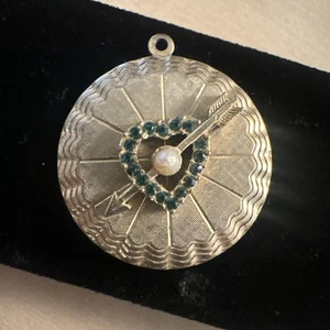 Vintage Pierced Heart Arrow Medallion Charm Faux Pearl Emerald MCM Midcentury - Foto 1 di 8