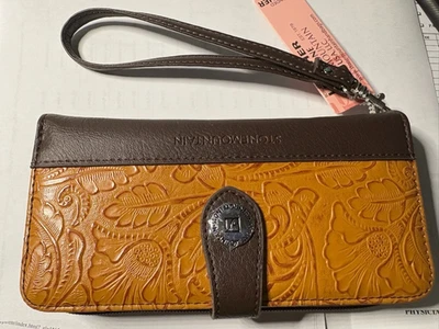 Stone Mountain 压花女式手工钱包 BEIGE/BROWN 零售 $68 — 第 1/4 张图片