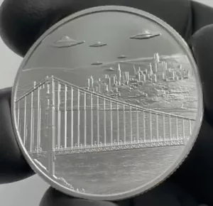 2023 - UFOs Over SAN FRANCISCO CALI. 1 Oz .999 FINE Silver Round Alien Abduction - Picture 1 of 3