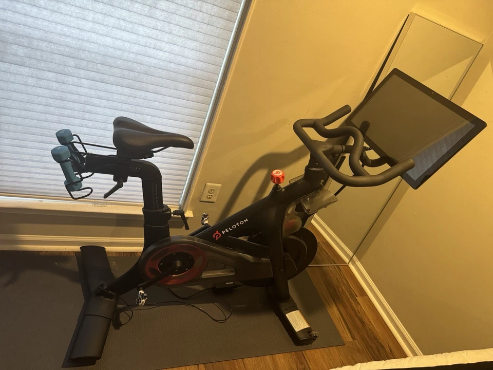 Bicicleta Peloton RB1V0 — Pedales SPD y pesos de 2 lb incluidos, buen estado Foto 1 de 4