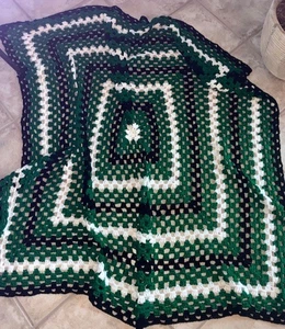 MANTA AFGANA CROCHET VERDE BLANCO NEGRO TIRO APROX 82" X 82" - Imagen 1 de 6