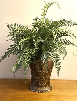 Maceta metálica vintage (hecha a mano) con gran helecho artificial realista. 31”H x26” Foto 1 de 4