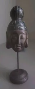 Handgeschnitzte schlafende Buddha-Kopfskulptur aus Holz auf Ständer 21 Zoll hoch - Bild 1 von 5