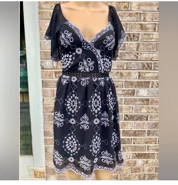 黑白维多利亚花卉刺绣露肩哥特式迷你裙 — 第 1/4 张图片