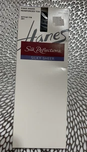 Hanes Silk Reflections seidig transparente Kniestrümpfe 2er-Pack plus tiefschwarz verstärkte Spitze - Bild 1 von 5