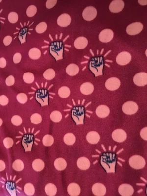 Lote 8 2/3 yardas de Vellón Rosa Niña Power Puño Lunares Mano Ventisca Febric Foto 1 de 4