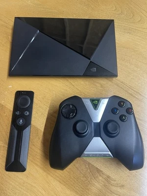 NVIDIA Shield TV 2015 P2571, controladores de juegos, adaptador de CA y controles remotos Foto 1 de 4