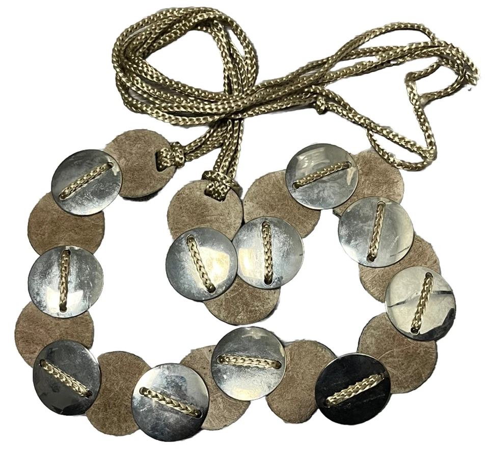 Cinturón de cadera vintage años 70 flecos cordón imitación gamuza discos de metal boho hippie O/S Foto 1 de 3