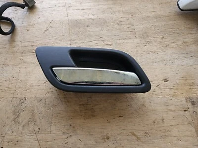 Maçaneta interna para motoristas traseiros 2010 GMC Sierra Chevy Silverado 2500 - Imagem 1 de 2