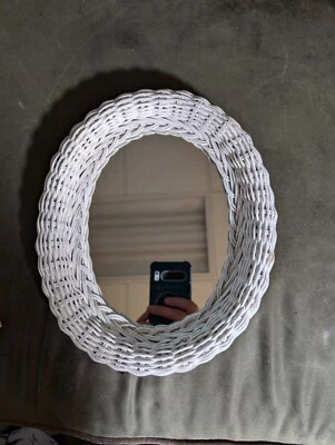 Espejo ovalado vintage pequeño de mimbre blanco Shabby Chic 9"x11" núcleo de cabaña Foto 1 de 4