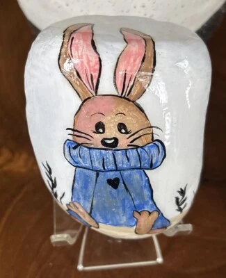 “Conejito en suéter” pintado a mano roca/piedra coleccionable decoración de jardín arte al aire libre Foto 1 de 4