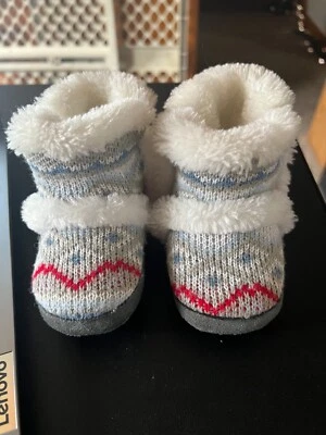 Сапоги-тапочки для девочек ясельного возраста Koala Baby размер 6-12 месяцев с аргайловым принтом белый мех - Изображение 1 из 4