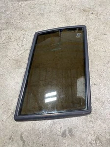 Jeep Cherokee XJ 84-01 4 Door Driver Rear Quarter Window With Gasket (GC93) - Bild 1 von 17