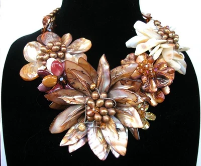 Handmade Floral Shell & Bead Statement Necklace Foto 1 de 4