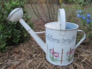 Regadera galvanizada con caño pintado a mano por Marie Floral Garden Design - Imagen 1 de 8