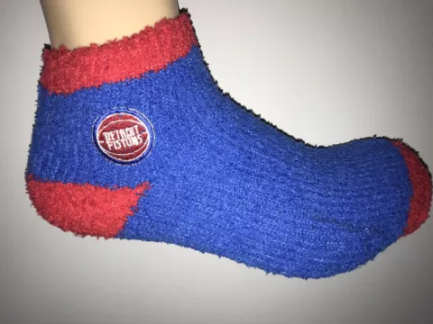 DETROIT PISTONS NBA BASKETBALL JERSEY LOGO WOMENS PRIMARY ANKLE FUZZY SOCKS Cover