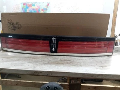 2007 - 2010 LINCOLN MKX TRUNK TAILGATE TRIM BEZEL MOULDING CENTER 3RD BRAKE LAMP - Image 1 of 4
