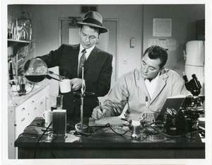 Frank Sinatra und Robert Mitchum - Vintage Original UPI Foto - Bild 1 von 3