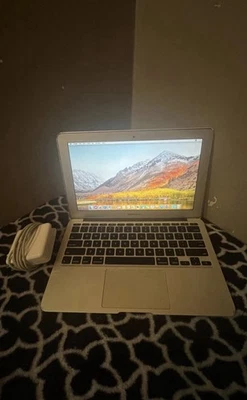 Apple MacBook Air 11 pulgadas julio 2011 1,6 GHz Intel Core i5 (MC968LL/A) Foto 1 de 4