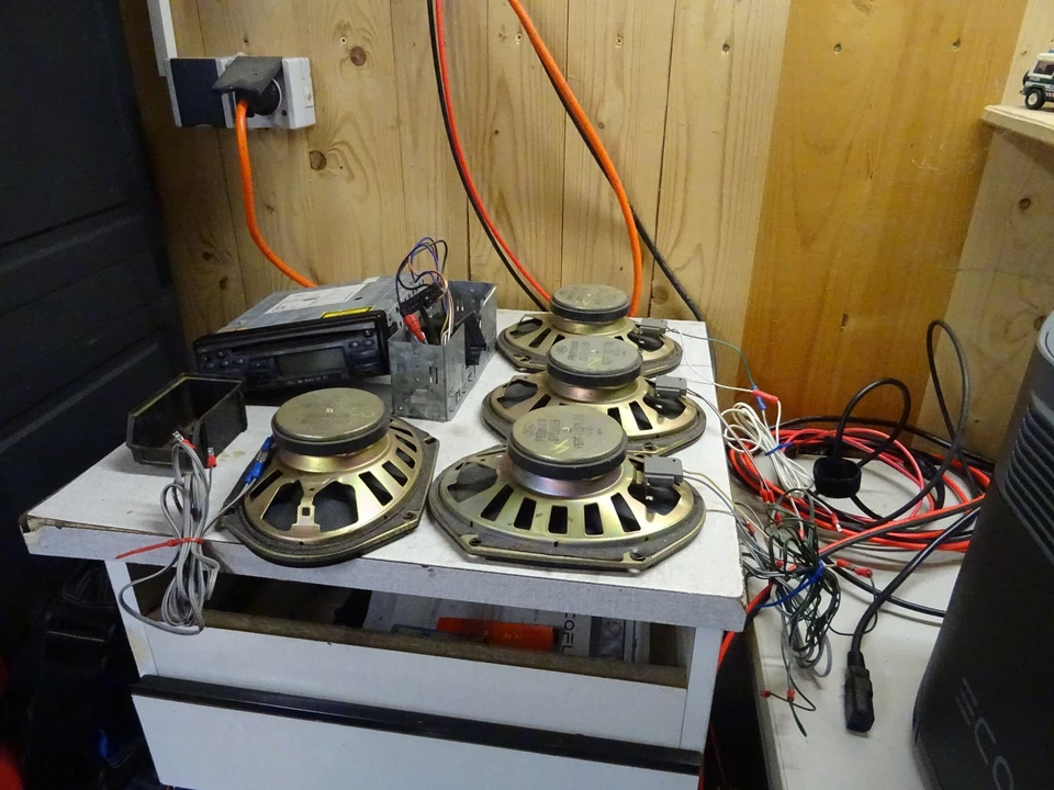 Ford Explorer original  Autoradio gebraucht mit CD Laufwerk von 1995 - Bild 1 von 4