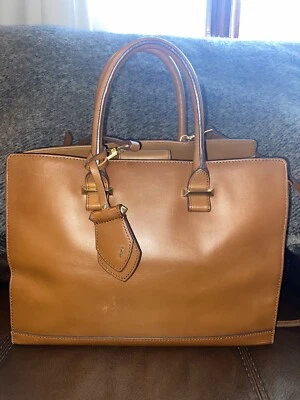 Bolso de mano de cuero con solapa magnética marrón B Brian Atwood para mujer Foto 1 de 4