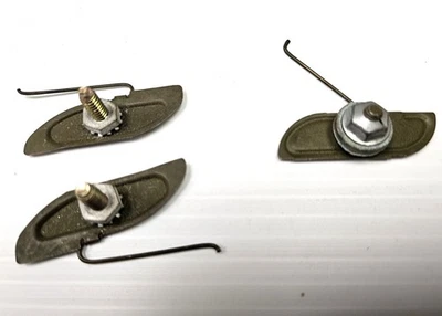 ¿Tres clips de moldura vintage NOS Chrysler? Dos tipos. Excelente Estado Foto 1 de 4