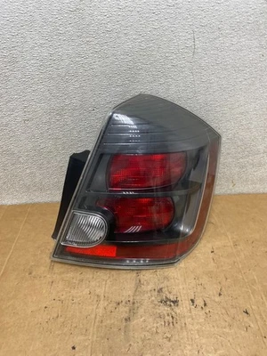 Черный оригинальный правосторонний задний фонарь для Nissan Sentra 2007–2012 годов выпуска T3056 DW - Изображение 1 из 4