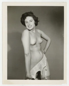 Happy Smiling Playful Female 1950 Long Legs Garter Belt 5x4 Vintage Nude Photo - Bild 1 von 2