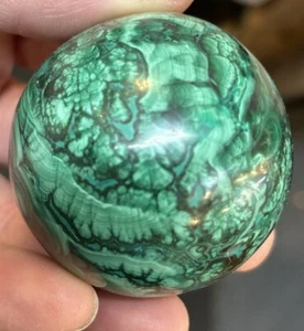 Esfera de malaquita 271,5 gramos con soporte de selenita - Imagen 1 de 15