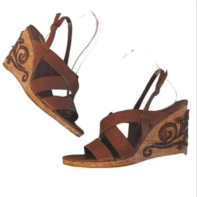 Sandalias Bandolino de cuero marrón bordado con cuña talla 7... Foto 1 de 4