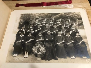 Foto de graduación de la escuela St Hedwigs 1941 - Floral Park, Nueva York, cinta roja/blanca - Imagen 1 de 10