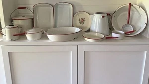 12 Teile Vintage weiß & rot Emaillegeschirr - Kannen - Pfannen - Kaffeekannen - Bild 1 von 8