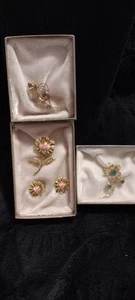 VTG Flower Brooch Pin Set of Three Gold Tone Purple Pink & Green Stones NOS New - Picture 1 of 8