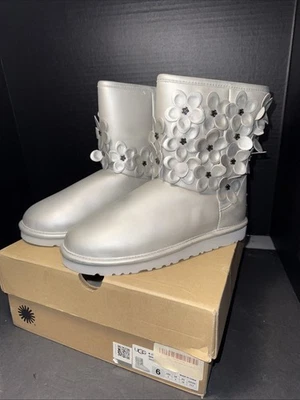 Mujer UGG FLORA Botas Cortas Botines Plata Metalizado Flor Estrella Talla 6 Nuevo en Caja Foto 1 de 4