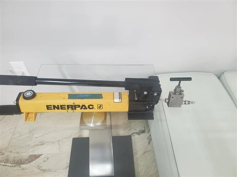 Enerpac P392 Two-Speed Hydraulic Hand Pump 700 Bar/ 10,000 PSI with HIP valve . - Image 1 of 3