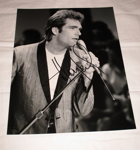 HUEY LEWIS SIGNED 11X14 PHOTO 3 Cover