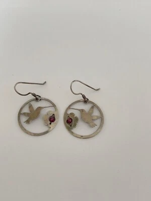 Pendientes colgantes Wild Bryde tono plata con forma de colibrí Foto 1 de 3