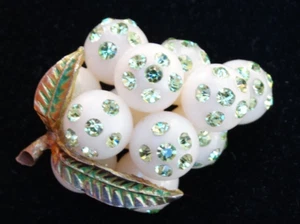 Vintage Brosche/Anstecknadel Verbotene Früchte Grün Strass Trauben Cluster Lucite - Bild 1 von 8