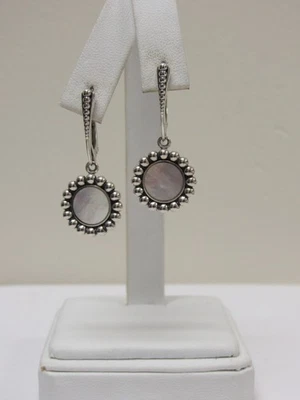 Pendientes colgantes de madreperla blanca maya de plata de ley LAGOS de diseñador Foto 1 de 4