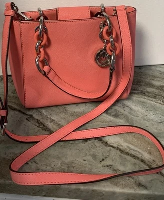 Cartera pequeña coral MICHAEL Michael Kors Cynthia Foto 1 de 4