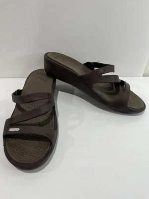 Sandalias Crocs Patricia para mujer talla 8 sin cordones marrón con tiras cuña minimalista comodidad Foto 1 de 4