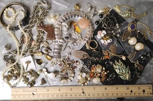 Lot of VERY Vintage✨CRAFT✨ Pieces and Parts of Jewelry, Repair, Harvest! - Picture 1 of 13