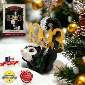VINTAGE Hallmark Keepsake Ornament Fabulous Decade 1993 Skunk #4 in serie usato in ottime condizioni - Foto 1 di 24