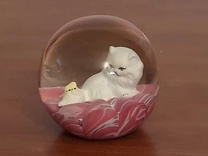 Lrg JOE St Clair White PERSIAN CAT Kitten w BUTTERFLY Pink Art Glass PAPERWEIGHT - Picture 1 of 4