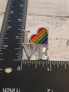 Pin Love Six Flags Rainbow Heart Parque de Atracciones XL - Imagen 1 de 2