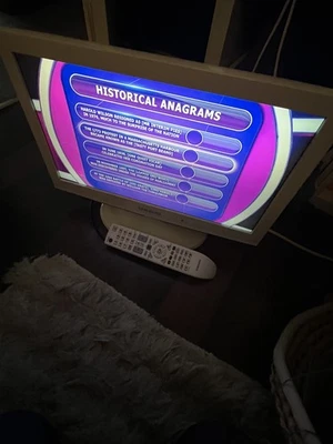 Samsung LE19C451E2w 19” LCD HD Television TV + Remote Control White Retro Gaming - Image 1 of 4