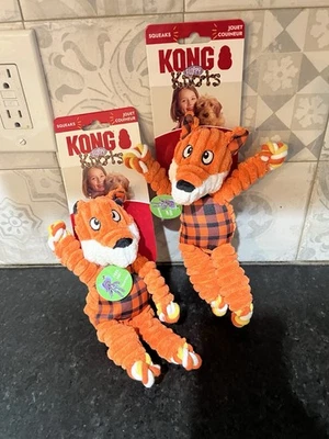 Juguete para perro Two Kong nudos flojos zorro cuerda chirriante pequeña/mediana Foto 1 de 4