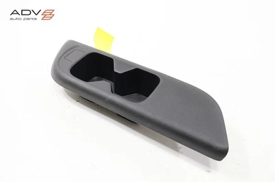 NISSAN PATHFINDER 2022-2025 PANEL TRASERO DERECHO CUARTO PORTAVASOS DOBLE OEM Foto 1 de 4