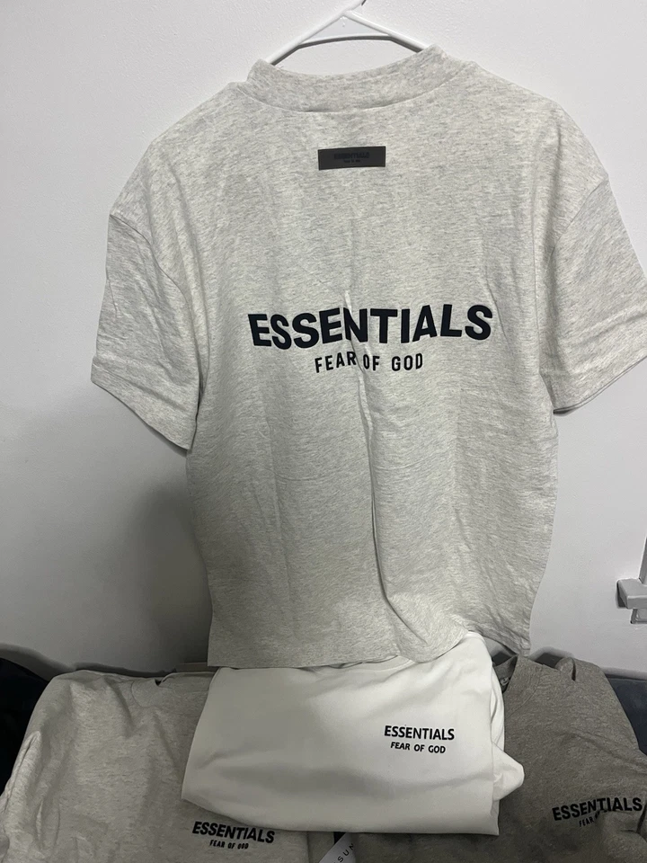 Camiseta Fear Of God Essentials Light Oatmeal tamanho P - Imagem 1 de 2