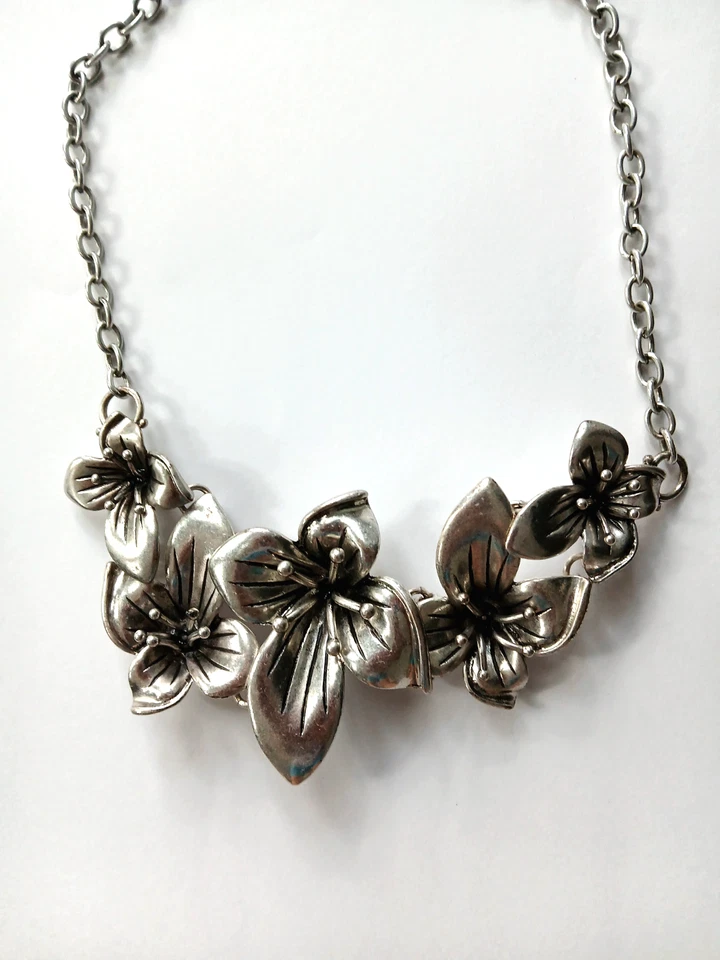 Collar babero ajustable con flor de lirio de metal plateado Lucky Brand Foto 1 de 3